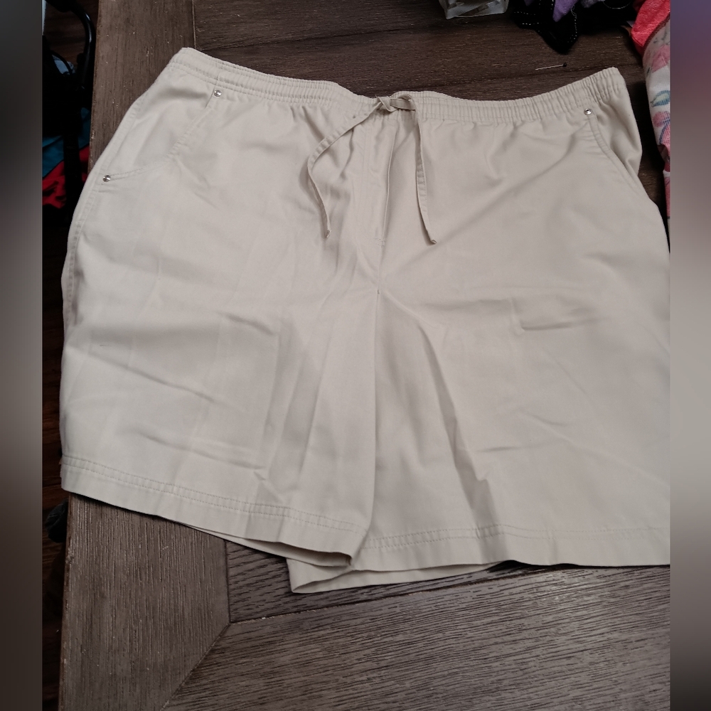 Womens Size 16W, Studio Works Beige Flat Front Shorts